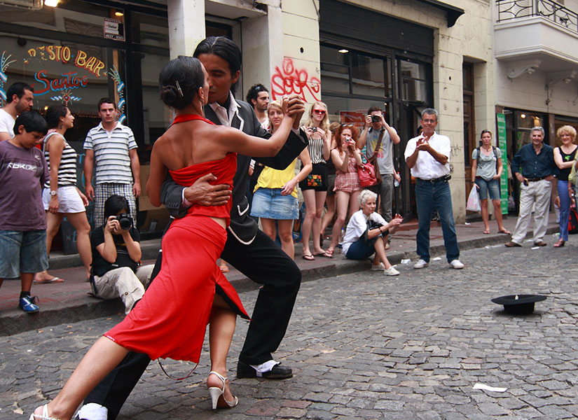 Bazı mekanlarda tango gösterisini izlerken yemeğinizi yiyebiliyorsunuz.