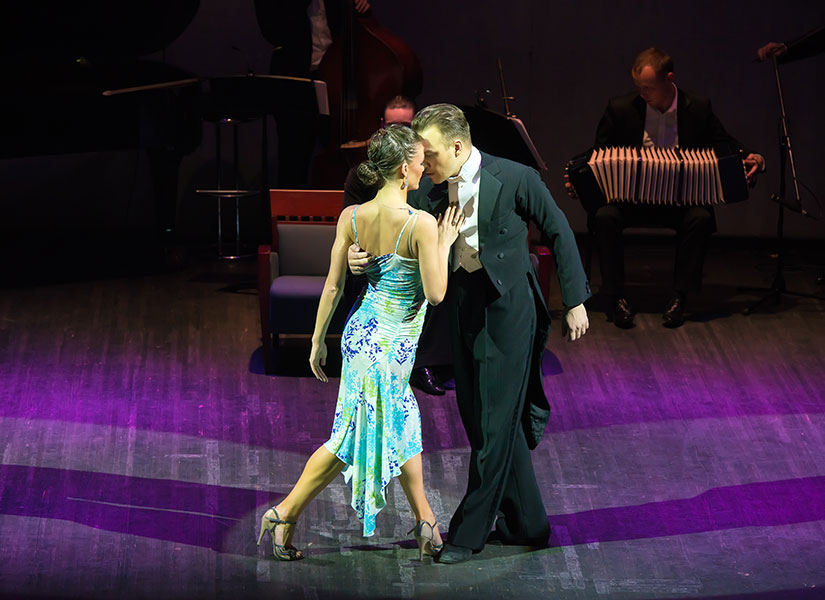 Renkli dekoru ile dikkat çeken tango salonlarından biri.