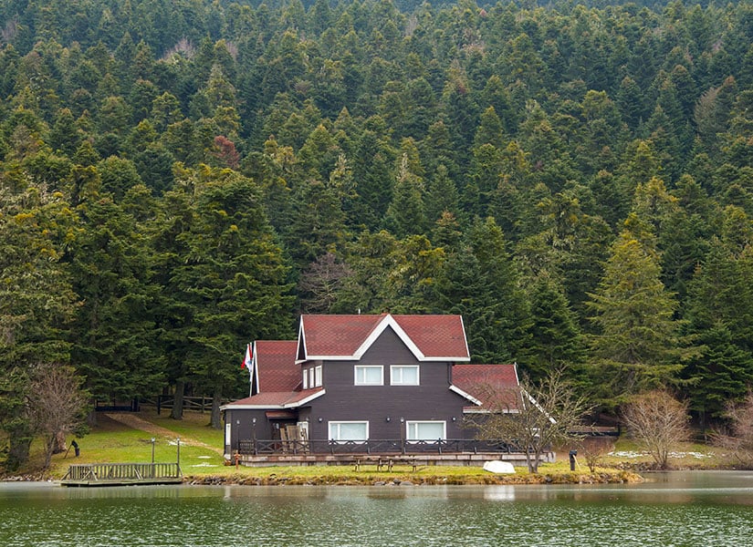 Bolu'nun doğal güzelliklerine Abant Gölü'nün güzelliği de eklenince, huzurlu bir mola vermek kaçınılmaz oluyor.