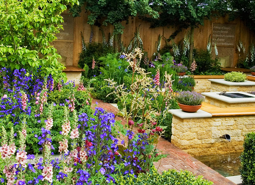 Rengarenk çiçekler ve uzun yürüyüş alanlarında bol bol kafa dinleyebilirsiniz.