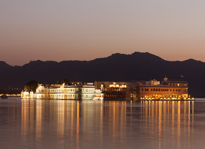 Pichola Gölü'nün ortasındaki minik adada konumlanan otel James Bond serisinin bir bölümüne ev sahipliği yaptı.