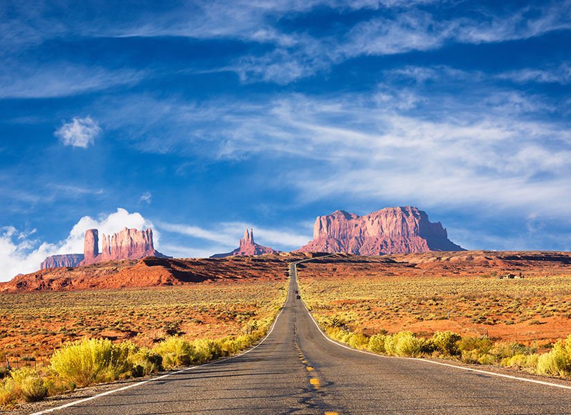 Amerikan sinemasının doğal seti sayılan Monument Valley'in manzarasıyla büyüleneceksiniz.
