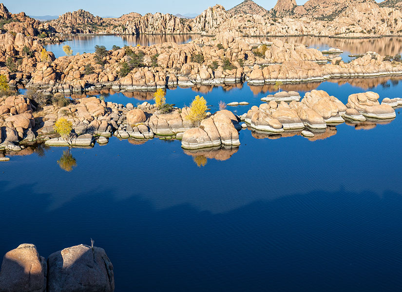 Watson Gölü'nün çevresinde dilerseniz kamp kurabilirsiniz.