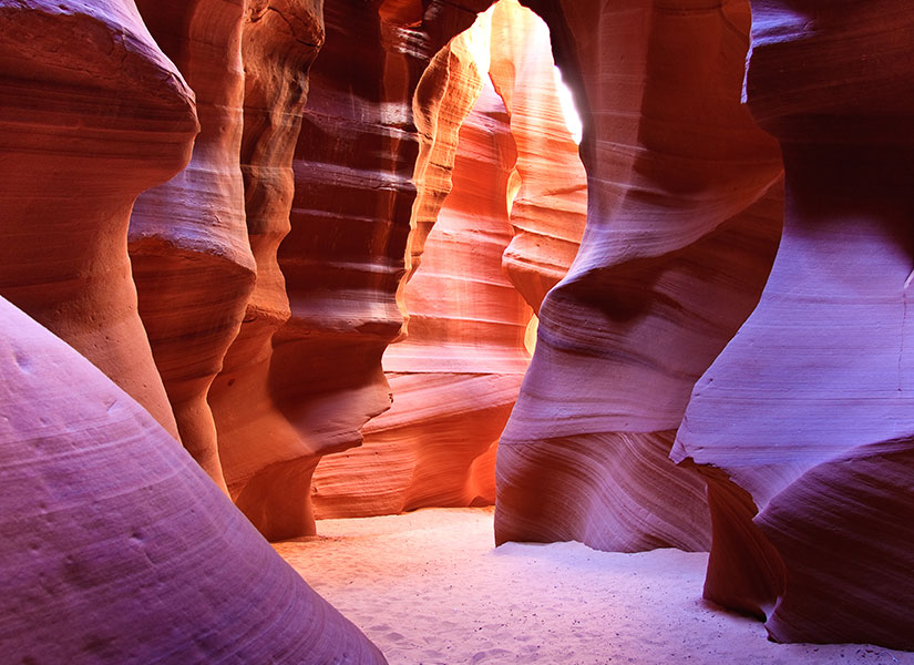 Güneş ışınlarının kanyon deliklerinden sızarak size minik bir görsel şölen sunduğu Antilop Kanyonu.