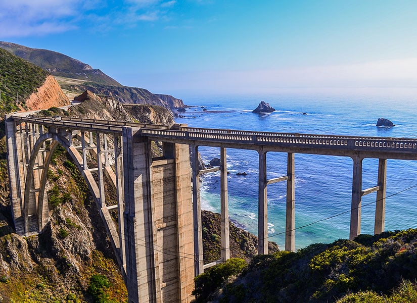 Big Sur Köprüsü'nde yer çekimine meydan okuyacağınız maceralı bir sürüş keyfi yaşayabilirsiniz.