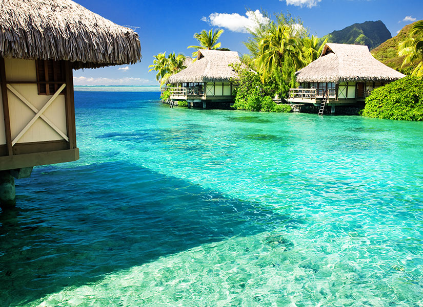 Okyanusun üstünde bu mükemmel manzaraya karşı uyuyabileceğiniz Bora Bora'nın bungalov evleri.