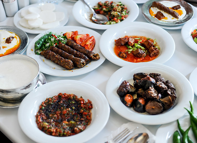 Birbirinden lezzetli kebapları, salatalar ve baklavalarıyla muhteşem bir iftar sofrasına oturacaksınız.
