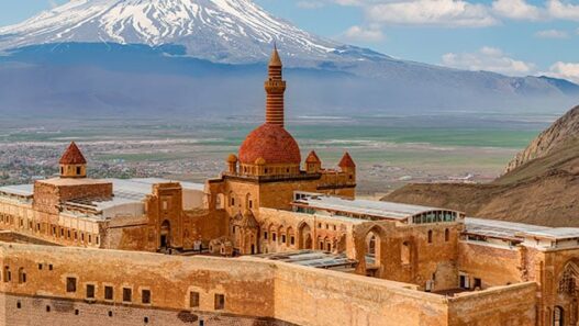 Ağrı'da gezilecek yerler - Ağrı Dağı - İshak Paşa Sarayı